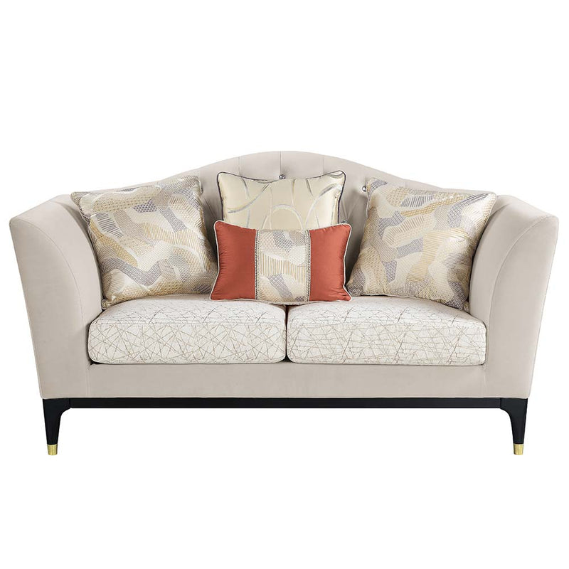 Loveseat w/4 Pillows