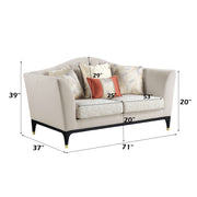 Loveseat w/4 Pillows